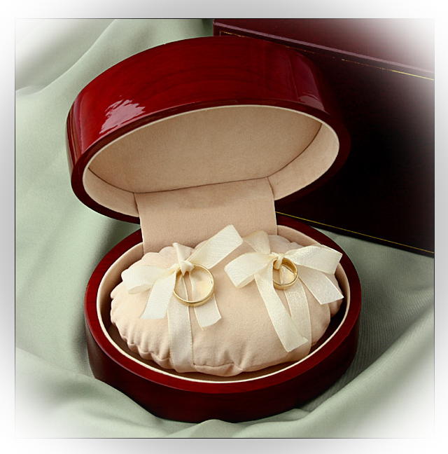 Wedding ring presentation box