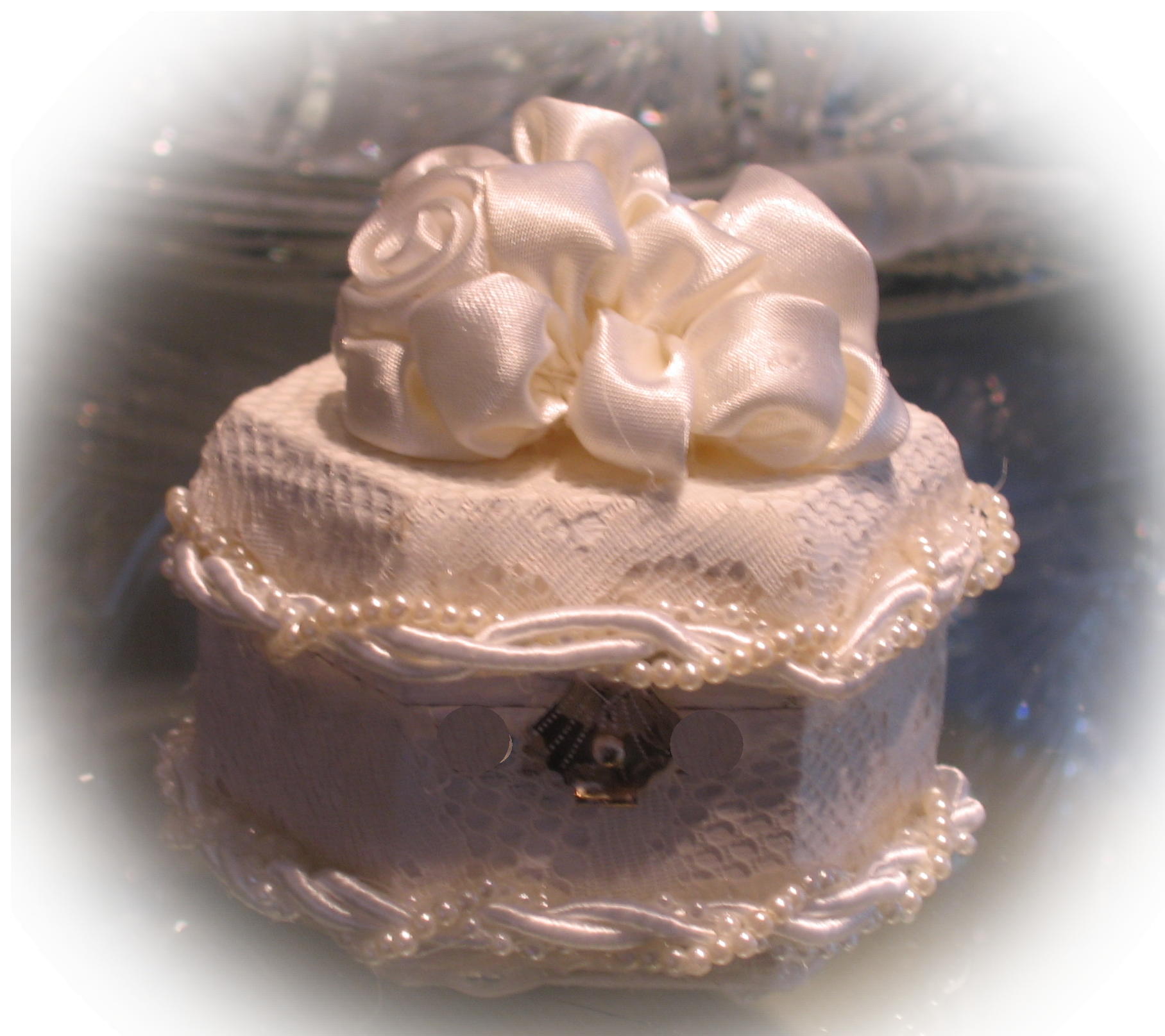 roses and pearls corded ring box